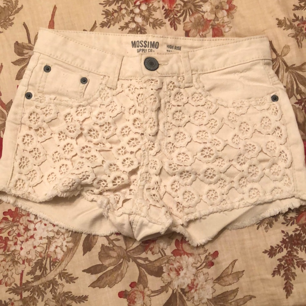 High Rise Shorts with knitted flower design